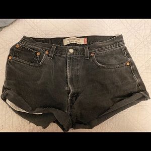 BLACK LEVIS CUTOFF SHORTS
